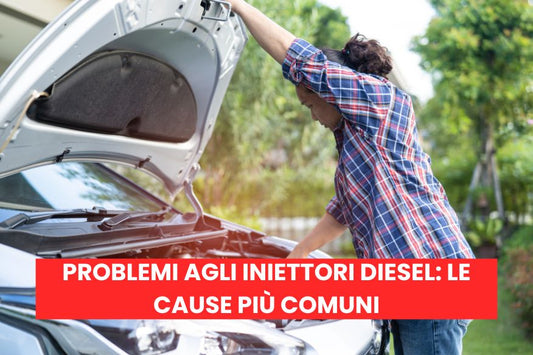 Automobilista controlla eventuali problemi al motore con cofano aperto della sua auto