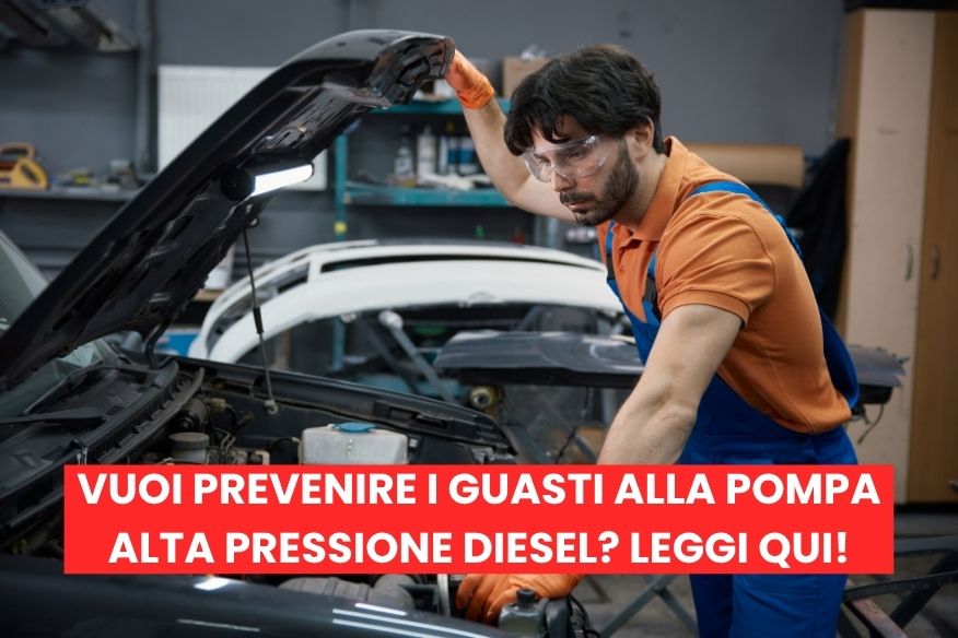 Meccanico che guarda all'interno del cofano di un auto nella sua officina