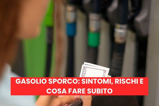 Donna con del denaro davanti ad un distributore di carburante