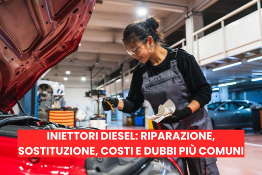 Un meccanico donna controlla l'olio della vettura con il cofano aperto nella sua officina