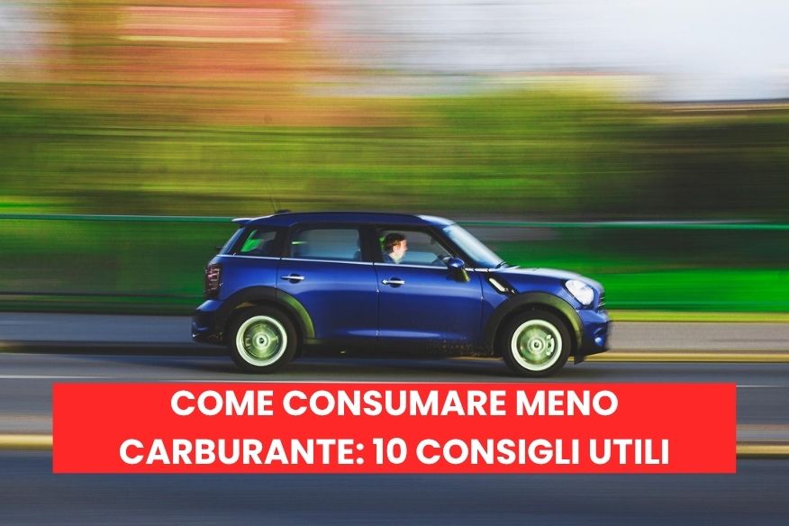 Macchina su strada in velocità con sfondo in movimento