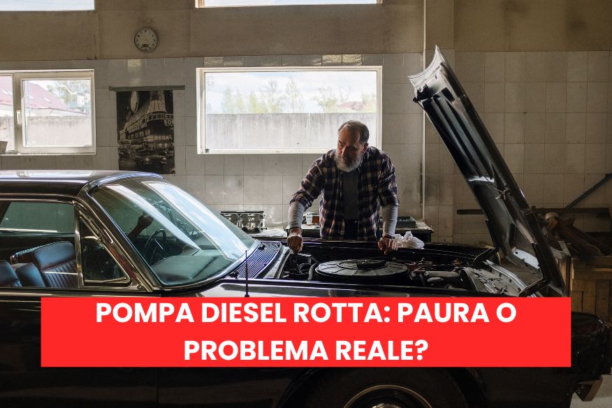 Meccanico con cofano dell'auto aperto, verifica lo stato del motore.