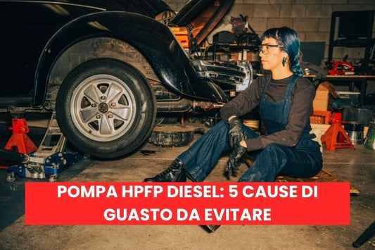 Meccanico donna di fianco all'auto che sta riparando