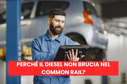 Meccanico in officina guarda il computer per verificare problemi sul veicolo in assistenza