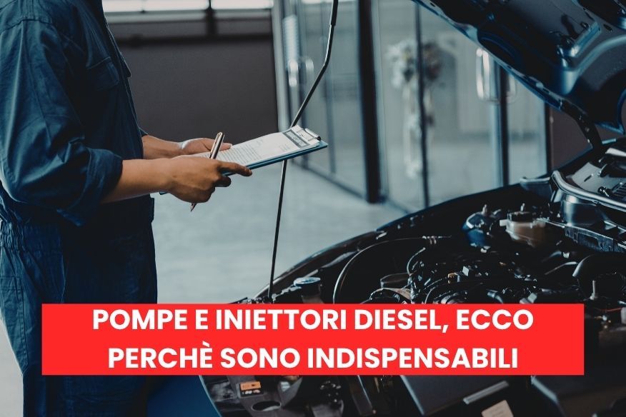 Meccanico che controlla il motore di un auto diesel e prende appunti per una diagnosi specializzata