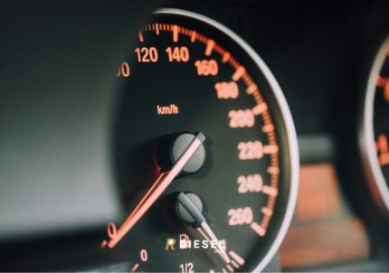 Tachimetro auto che segna zero km/h
