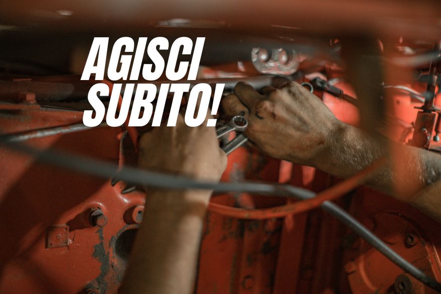 Meccanico che lavora su di un auto in un'officina