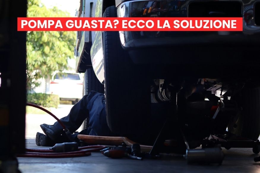 Meccanico che lavora su di un auto nella parte inferiore